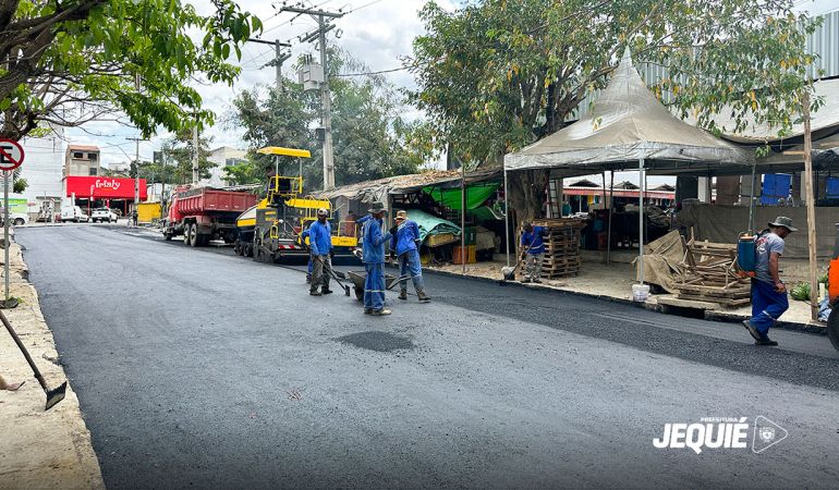 Prefeitura de Jequié retoma pavimentação de ruas do bairro KM 3 e amplia serviços de pavimentação no entorno do CEAVIG